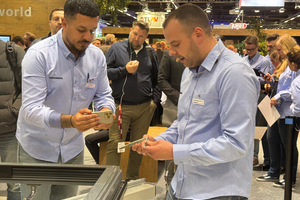  Die Vorführung der Montage der Alu XT Beschlagslösung zog bei der Fensterbau Frontale Menschentrauben an den Messestand von Siegenia. 