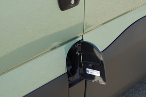  Der Tankdeckel sitzt beim Diesel-Iveco-Testtransporter direkt unter dem Griff der Fahrertür. 
