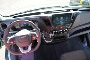  Komfortables Cockpit mit Lederlenkrad, übersichtlichen Instrumenten und einer elektrischen Feststellbremse.   