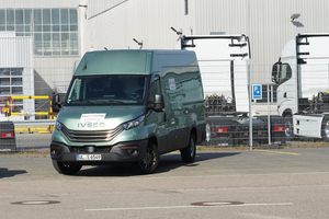  In einem leichten Grün (green seafoam) Metallic wurde dem Bauverlag der Iveco Daily als Testfahrzeug zur Verfügung gestellt.  