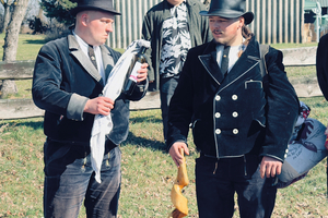 Im März 2026 wurde Baldur Till Wiegandt (r.) von seinem Altgesellen Boas Meyer, r.frd. Schlosser, ausgeschrieben. Das Ritual wird mit Verwandten, Freunden und anderen Wandergesellen im Heimatdorf gefeiert. 