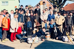  Bei der Ausschreibung eines Wandergesellen aus seiner Heimat für drei Jahre und einen Tag treffen sich Angehörige, Freunde und andere Gesellen, die auf der Walz sind, um Abschied zu feiern. 