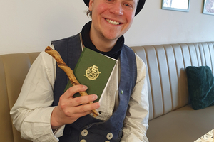  Aaron Veit Nehring ist seit August 2025 auf der Walz und zeigt seinen Stenz und sein Wanderbuch. 