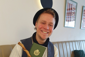  Aaron Veit Nehring ist seit August 2025 auf der Walz und zeigt seinen Stenz und sein Wanderbuch. 