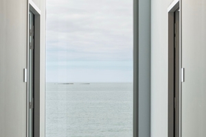   Die grossformatige Verglasungen und die filigranen Stahlrahmen ermöglichen einen weitläufigen Blick auf das Meer als Teil der Ausstellung. 