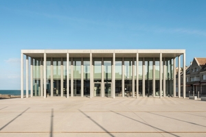  Durchlaufende Betonstützen und das weit auskragende Vordach definieren das konstruktive Raster des Museums.  