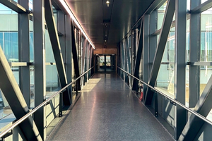  Auch zum Terminal 3 führen zahlreiche Passagierbrücken - diese hier ist noch im Bauzustand. 