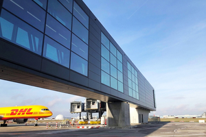  Die Flugsteige ermöglichen den direkten Einstieg ins Flugzeug und sind dank großformatiger Glasfassaden lichtdurchflutet. 