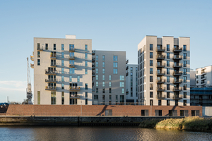  Der Wohnturm mit seiner klar gegliederten Fassade und den vertikalen Einschnitten für Balkone prägt das Stadtbild neu. 