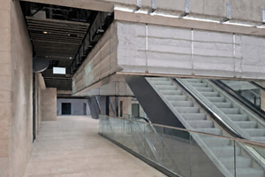  Der Verkehrsbereich von Terminal 3 mit Fahrtreppe und offenen Übergängen zeigt, wie sich textile Rauch-und Brandschutzlösungen, darunter gefaltete Rauchschürzen, in die Architektur des Terminals integrieren lassen. 