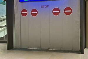  Gefaltete Rauchschürzen mit Längen von bis zu 70 Metern in Terminal 3 kommen in den offenen Bereichen des Gebäudes zum Einsatz und übernehmen im Brandfall eine wichtige Funktion bei der Rauchlenkung. 