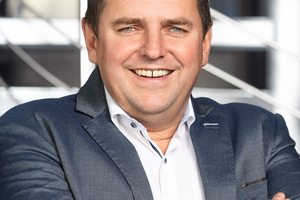  Johann Wendl nahm im November 2025 mit seinem Sohn Paul den Oberösterreichischen Handwerkspreis entgegen. 