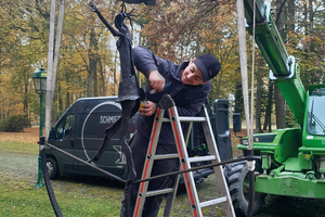  Daniel Forthuber bei der Montage der Seiltänzerin. 