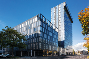  Der Power Tower und sein Zubau in Linz. Beide CCF-Gebäudehüllen hat der österreichische Fassadenbauer GIG umgesetzt. 