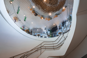  Verspielt und augenfällig charakterisiert die wellenförmige Spiegeldecke die Architektur des Besucher-Centrums. 