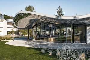  Eine einzigartige Spiegeldecke, die der Form nach an eine Wolke erinnert, erhielt das Besucher-Center am ISTA Campus in Klosterneuburg. 