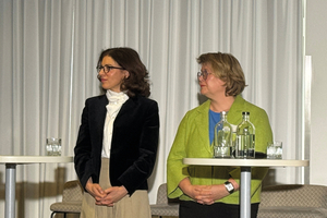 Beim Bundesverbandstag Metall diskutierte (v.r.) Karsten Zimmer mit Dr. Gesa Koglin, Referatsleiterin Technik beim ZDH und Vorsitzende des KMU-Rats im DIN, Alexandra Horn, Abteilungsleiterin DIN e.V., und Klaus Mayerhofer, Geschäftsführer Metall-Zert über die Erarbeitung von Normen für den Metallbau (siehe Veranstaltungsbericht S. 27). 