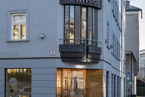  Das Portal aus Tombakblech fügt sich in das Bestandsgebäude ein, als hätte das Einrichtungshaus immer so ausgesehen. 