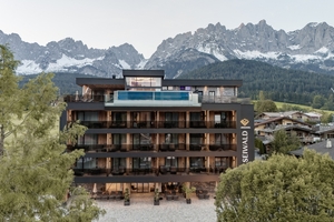  Großflächige Glasflächen prägen das Erscheinungsbild des Suitenhauses „Kaiserjuwel“ im Seiwald-Resort-Ensembl.  
