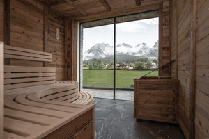  In der Sauna kommen rahmenlose Verglasungen zum Einsatz, die den Temperaturanforderungen standhalten und zugleich eine tolle Aussicht in die Natur ermöglichen. 