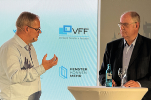  Im Gespräch: Frank Lange, VFF-Geschäftsführer, mit Peer Steinbrück (SPD). 