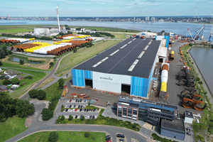  Auf einem Werftgelände in Nordenham an der Mündung der Weser in die Nordsee fertigt Steelwind die riesigen Monopiles. 