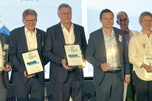  Die Gewinner v.l.: VFF-Geschäftsführer Frank Lange, Andreas Hartleif und Jürgen Herbe von Veka; Detlef und Bastian Timm (Hans Timm Fensterbau), Yvonne Kuhlmann (VFF Marketing Arbeitskreis), Lydia Lilienbecker und Peter Ferlings von Wirus Fenster.  