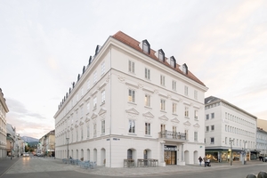  Das sanierte Hauptgebäude der Kärntner Sparkasse fügt sich in das Ensemble des Neuen Platzes in Klagenfurt ein. 