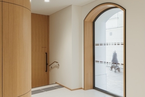  Festverglasungen wurden mit dem System Reynaers ConceptWall 50 mit integrierten Elementen des Fenstersystems MasterLine 8 realisiert. 