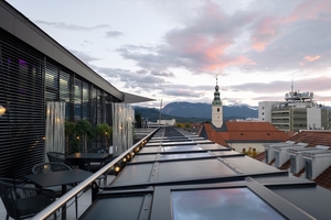  In Fassade und Dach wurden Elemente aus MasterLine 8 sowie Dachklappflügel mit Reynaers Attic Window integriert. 