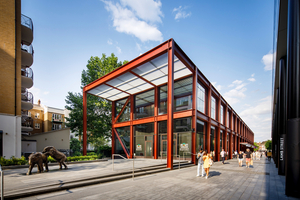 Der rote Oxidstahl, die markante Struktur und die sichtbaren Befestigungen inszenieren das Foyer als Blickfang vor dem Gewerbeobjekt. 