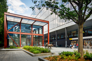  Während die Fassaden der Ladenfronten im Erdgeschoss und der Gewerbeeinheit im Obergeschoss aus einem Aluminiumsystem gefertigt wurden, wählten die Architekten für die Fassade des Foyers das Stahlfassadensystem Jansen Viss. 