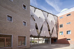  Das Schiller-Gymnasium in Köln hat im Zuge einer Modernisierung eine Verbindungsbrücke erhalten. 