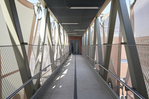  Lichtspiel auf der Verbindungsbrücke vom Alt- zum Neubau des Gymnasiums. 