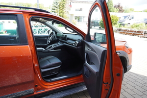  Ledersitze, ein sehr großes Display mit Touchbedienung und eine gute Rundumsicht bietet der Maxus T-60 Max. 
