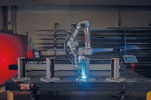  Durch die Kombination von Cobot und der Linearachse Cobot Move können vier Stützen in einem Schweißvorgang abgeschweißt werden. 
