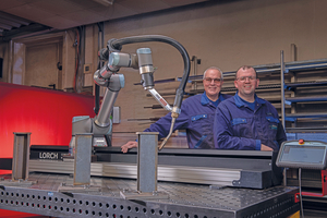  Metallbauer Bernd und Lukas Loosen (v.l.) sind überzeugt: Auch für den Einsatz in kleineren Betrieben ist der Schweißcobot bestens geeignet.  