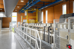 Ein Blick auf die neue, hochautomatisierte Passivierungsanlage für Aluminiumbauteile bei 3RM Oberflächen in Villingen-Schwenningen. 