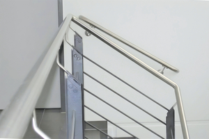 Das Schadensgutachten soll klären: Ist der Handlauf, weil er nicht in fluchtender Linienführung mit der Treppe gebaut wurde, ein Mangel? 