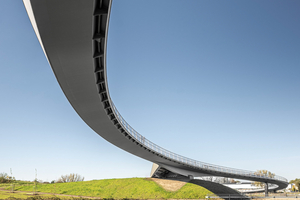  Die Stahlpfeiler der semiintegralen Brücke sind monolithisch mit dem Überbau verbunden. Die Umsetzung verantwortete der Betrieb MCE in Linz. 