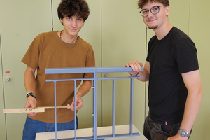  Milo Glauser (links) und Manuel Botta, Schüler an der gibb Berufsfachschule Bern, mit einem Geländermuster. Ein Auftrag aus den ergänzenden Lehrmitteln, den die beiden im Unterricht umgesetzt haben. 
