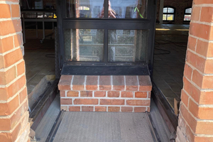 Das komplette Fenster lässt sich (manuell) zurückfahren. So blieb die denkmalgeschützte Fassade unverändert und der Notausstieg wurde von der Feuerwehr akzeptiert. 