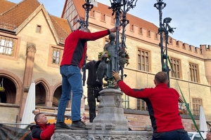 Wegen des Lärms am Brunnen wurde das traditionsreiche Küssen der Schmiedefigur verboten, aber 2001 wieder aufgehoben.  