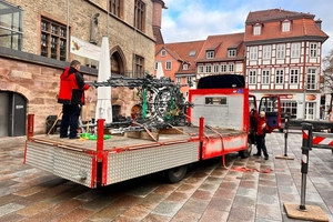  Der Baldachin mit geschmiedeten Blättern, Blütenkelchen und Knospen bedarf regelmäßig der Instandsetzung. 