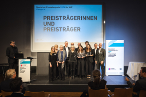  Alle fünf Preisträgerinnen und Preisträger zusammen mit ihren Bauherrschaften gemeinsam auf der Bühne. 