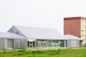  Geschlossene und perforierte Trapezblechflächen schaffen bei der Schulmensa und dem Stadtteilzentrum Pasewalk unterschiedliche Transparenzen. 