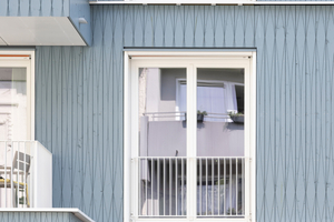  Die vorgefertigte hinterlüftete Fassade charakterisiert kräftige Farbakzente. 