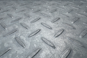  Die Antirutschbeschichtung ist transparent und verändert die Optik der Treppe mit den geriffelten Stufen nicht.  