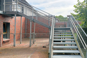  Die Riffel auf der Oberfläche der Treppe boten nicht ausreichend Sicherheit gegen die Rutschgefahr. 