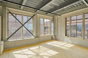  Die großformatigen Fenster wurden mit dreifach verglasten Aluminiumfenstern aus einem Rückbauprojekt saniert. 
